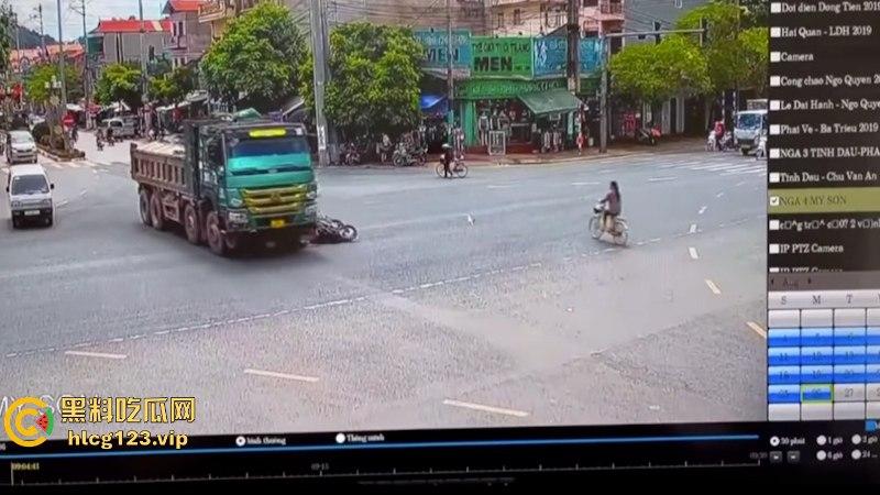 血腥慎点!越南恐怖车祸 电车撞向大货车 母子惨遭碾压 惨痛现场监控视频曝光-9