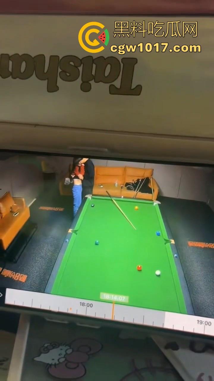 不是哥们你打台球就打台球嘛,好端端的怎么就骑上了,极品台球媛就这样给你拿下了?我很急这台球厅叫什么-4