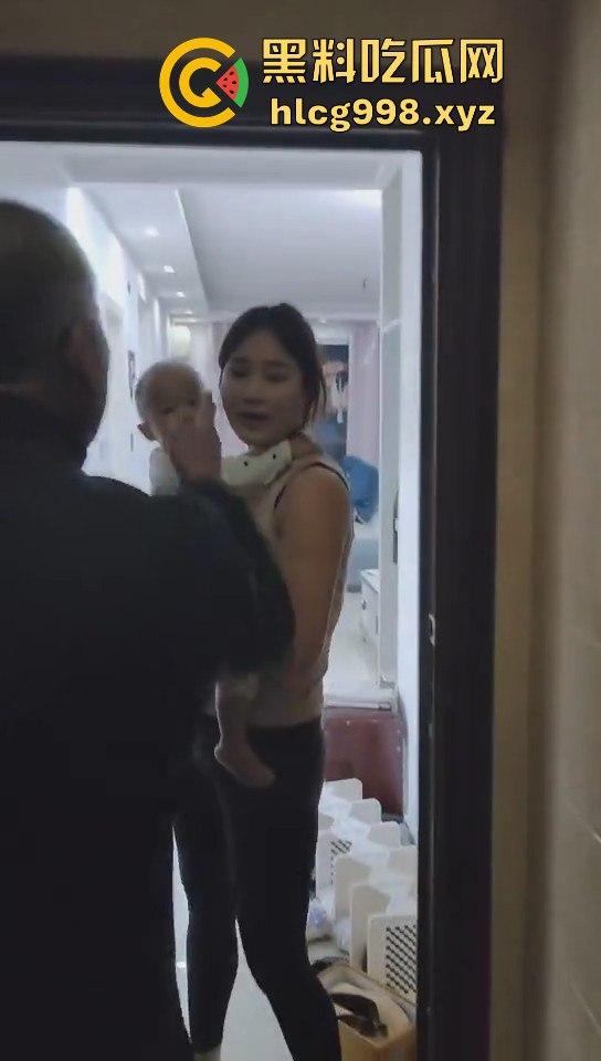 山东抖音骚货【莉莉安】刚生完孩子就耐不住寂寞!租房偷情被老公捉奸,场面乱成一锅粥!-7