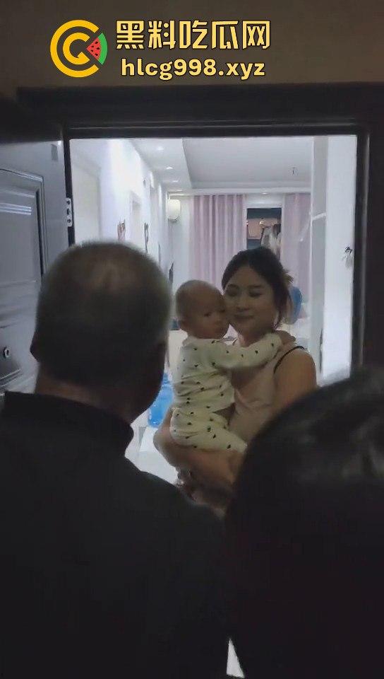 山东抖音骚货【莉莉安】刚生完孩子就耐不住寂寞!租房偷情被老公捉奸,场面乱成一锅粥!-8