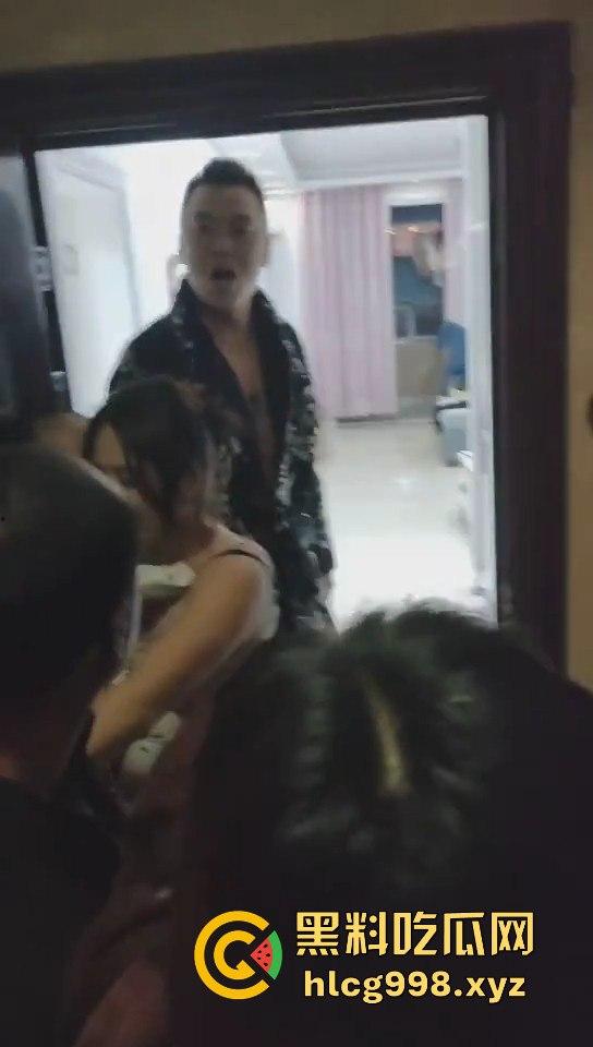 山东抖音骚货【莉莉安】刚生完孩子就耐不住寂寞!租房偷情被老公捉奸,场面乱成一锅粥!-10