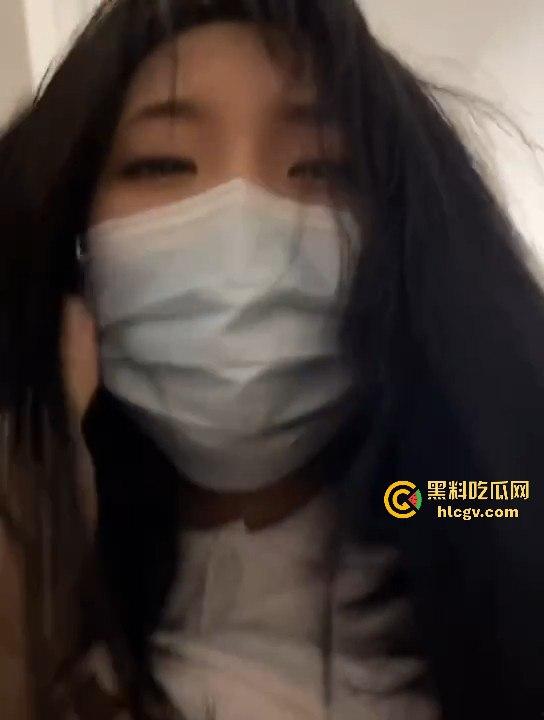 21岁网红【周某娜】公共场合拍不雅视频被抓!穿大衣遮挡,内里暴露大胆摆淫秽动作-1