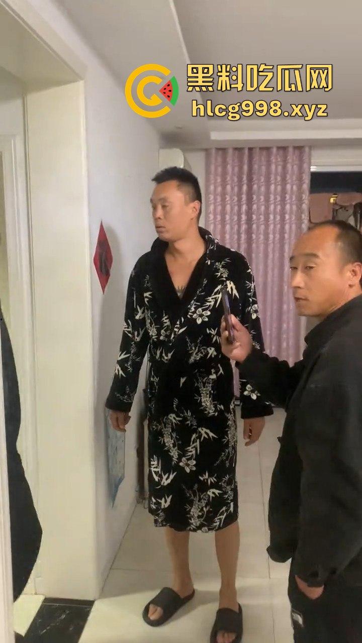 山东抖音骚货【莉莉安】刚生完孩子就耐不住寂寞!租房偷情被老公捉奸,场面乱成一锅粥!-12