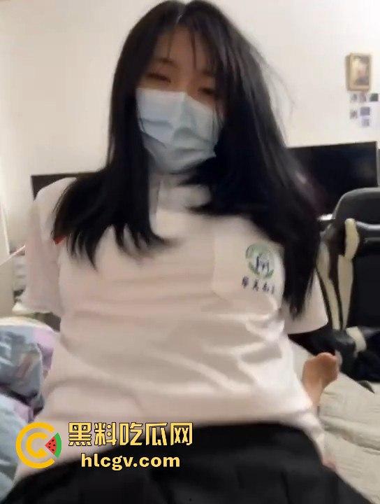 21岁网红【周某娜】公共场合拍不雅视频被抓!穿大衣遮挡,内里暴露大胆摆淫秽动作-3