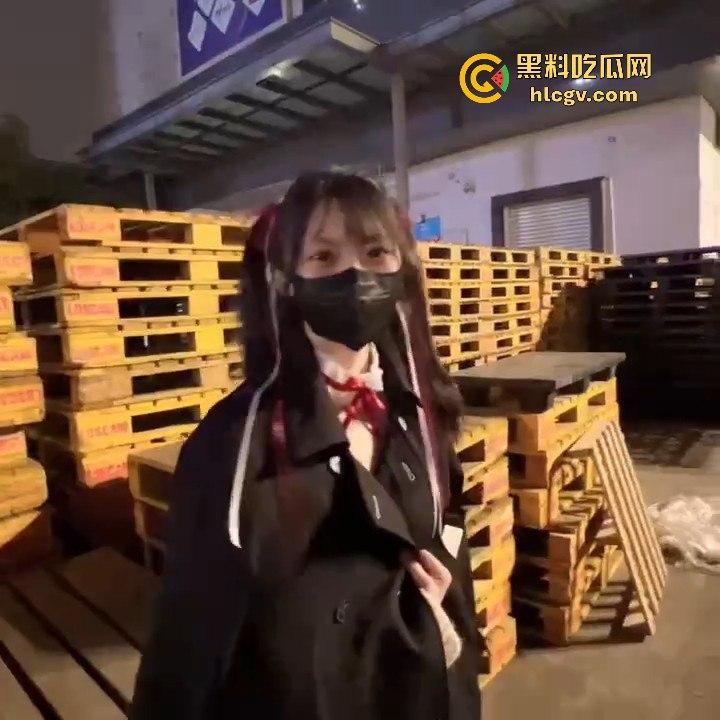 21岁网红【周某娜】公共场合拍不雅视频被抓!穿大衣遮挡,内里暴露大胆摆淫秽动作-6