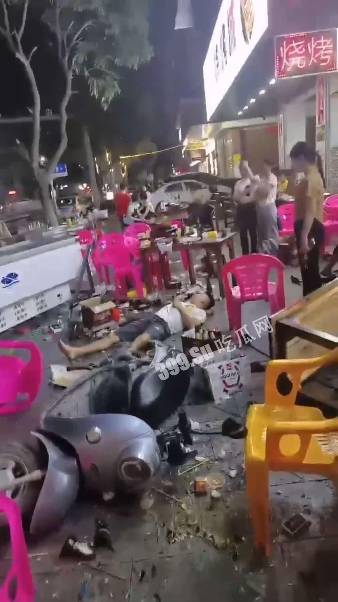 5月5日凌晨，广西玉林陆川新公园路口，一辆汽车突然冲向宵夜摊人群，撞伤4人，路口2个，宵夜摊2个，一人伤势严重，肚子都破开了。司机想逃，被众人拉回来，躺地上，不知是否酒驾 #车祸-4