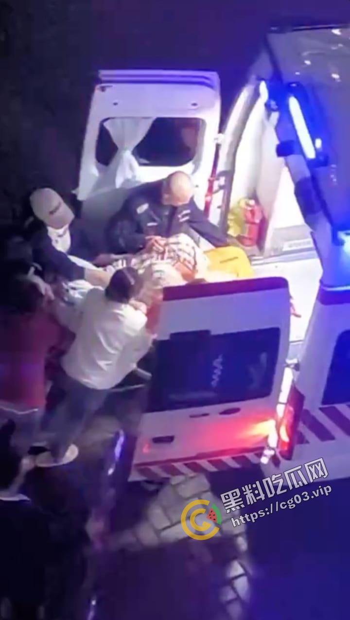 小仙女集美  在宿舍喝二锅头加青霉素 上头耍酒疯跳楼 吓坏辅导员 救护车都来了-6