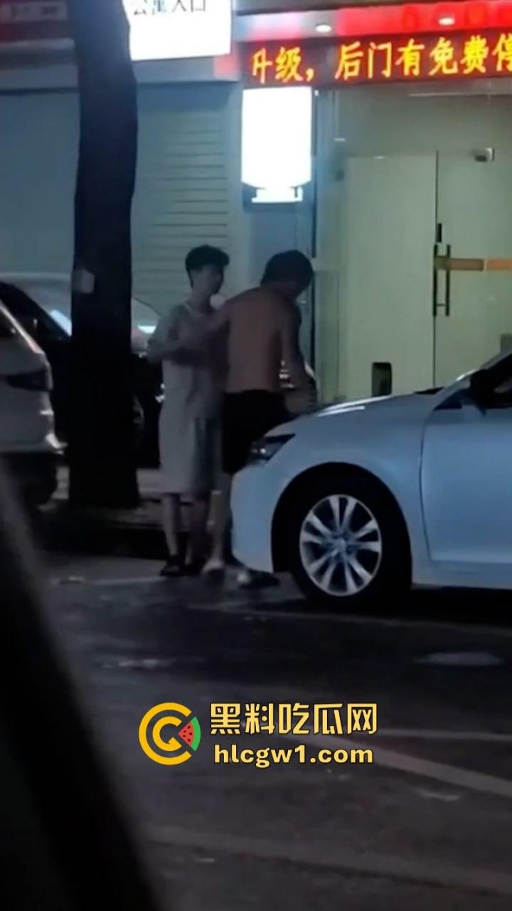 广州清远红衣少女当街强吻赤裸男 倒贴都不要 这货是有多脏？-4