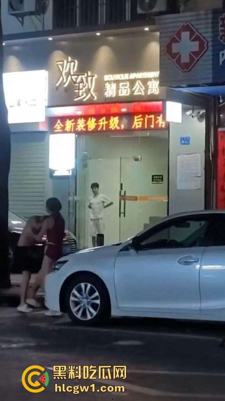 广州清远红衣少女当街强吻赤裸男 倒贴都不要 这货是有多脏？-8