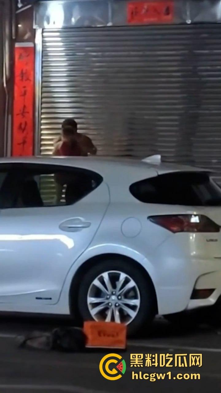 广州清远红衣少女当街强吻赤裸男 倒贴都不要 这货是有多脏？-10