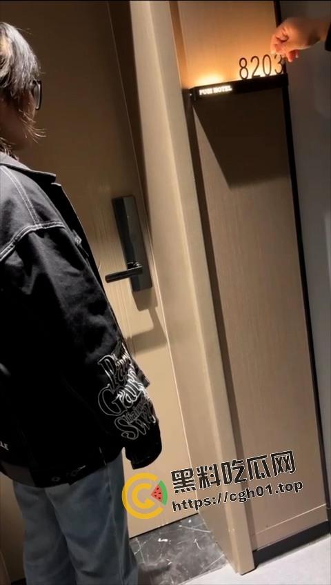 山东普斯轻奢酒店红内裤男用女友电话订酒店 捉奸最新流出高清完整版 堪称导演剪辑版 这也太抽象了-2
