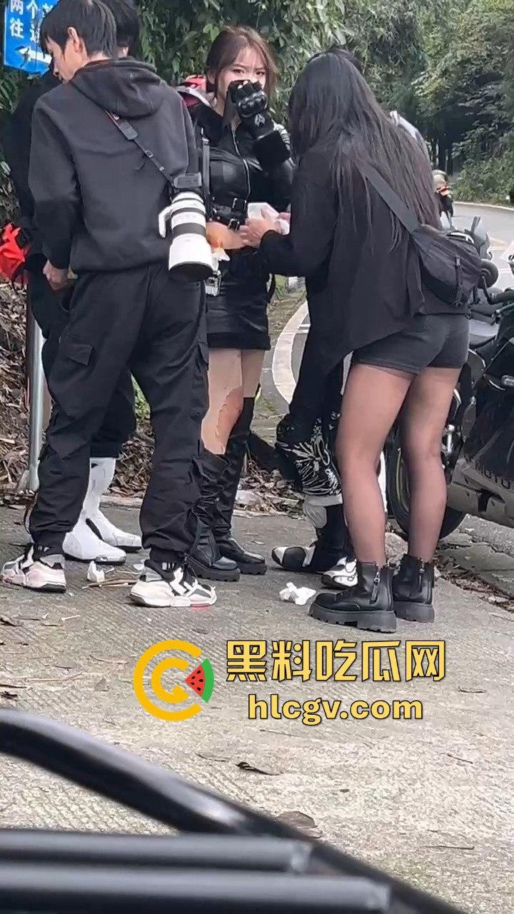 小仙女骑摩托压弯失败摔车！摔得惨不忍睹，看到吃瓜群众拍摄直接破防大骂！-6