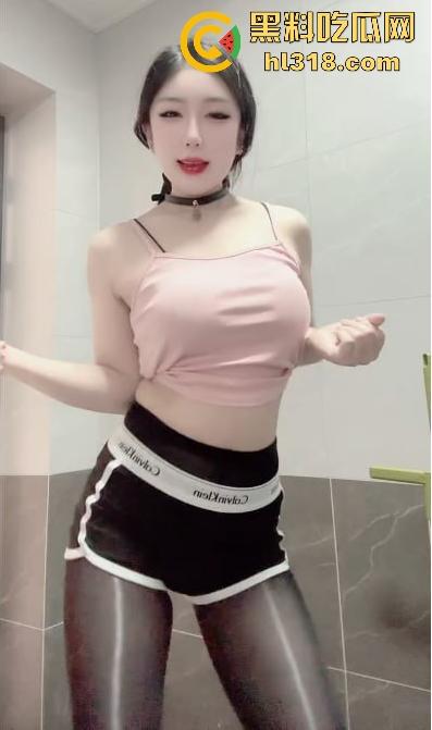 快手性感网红【05年的姨姨】露脸露逼激情热舞，各种丝袜制服让人眼花缭乱目不暇接，无比诱惑！-4