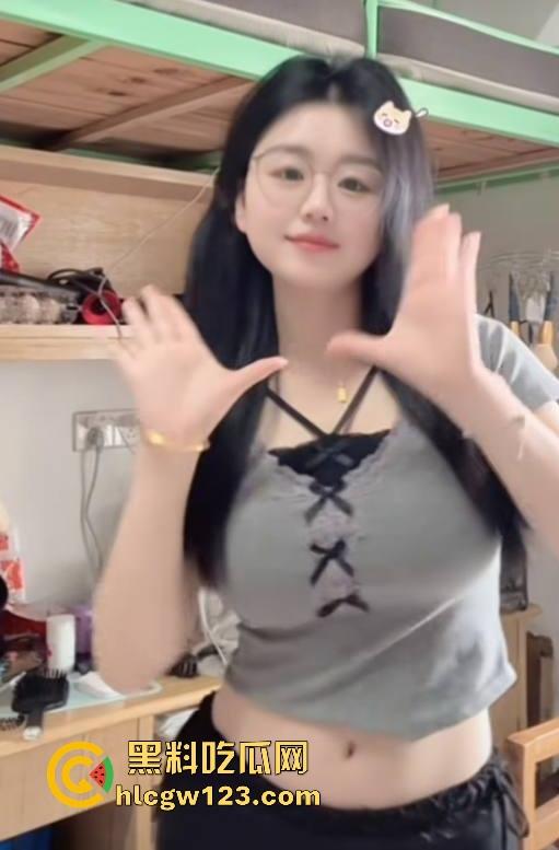 抖音极品网红【小肉怡】被渣男曝光性爱视频 微胖巨乳 眼镜反差 黑穴性瘾母狗主动上位骑乘 诱惑十足！-2