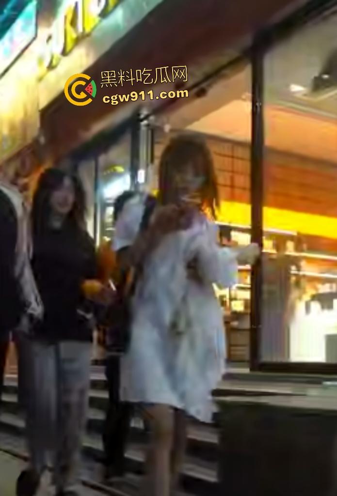 深夜街头小姐姐不穿内裤被偷拍蝴蝶逼，白浊豆浆淫液还在逼上黏着，醉倒酒吧沙发任人窥视！-1