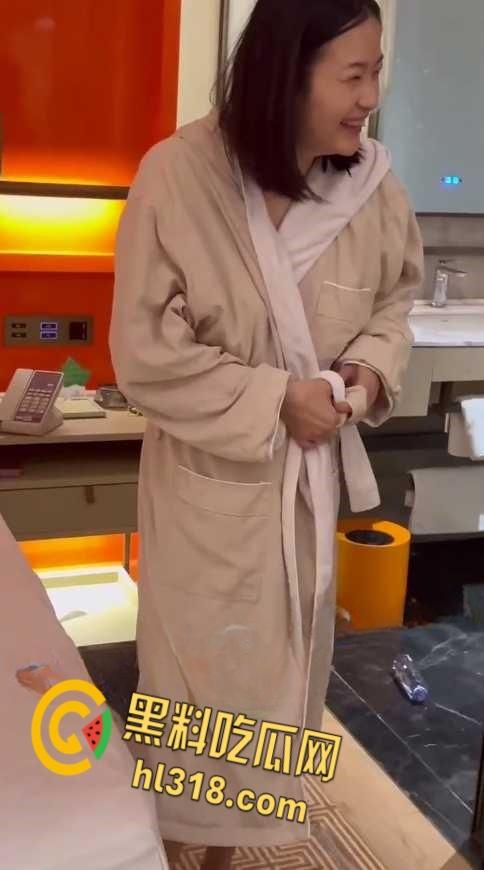 长沙小情侣开房遇第三者插足，失恋女醉酒敲开房门全裸上床，男主嘴角都快压不住了！-3