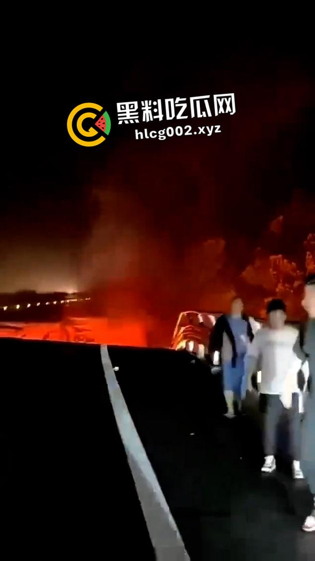 肥猫之死热度远超梅州高速惨案！工程质量问题堪忧 电车起火才是主要原因 全网没人说真话？-3