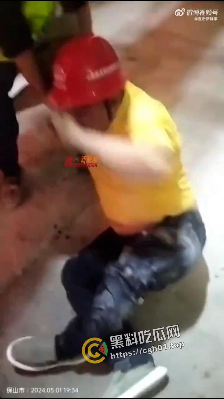 云南保山中铁隧道工人跳楼事件!三年不发工资反被威胁 七窍流血还不能立刻送医 现场视频流出-5