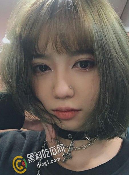 江苏大学很有气质的清纯短发妹 喜欢一个人在宿舍里 偷偷自慰揉奶扣逼 录下视频后在网上到处勾引炮友-2