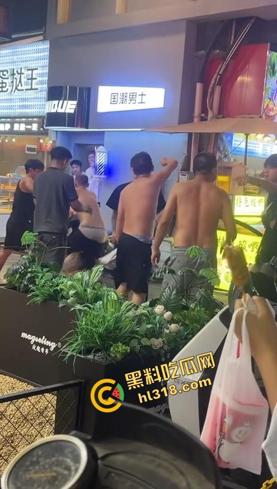 白云区老楼顶炸场，精神小伙带小妹空降大叔地盘，十几人混战，岁数终究敌不过荷尔蒙！-5