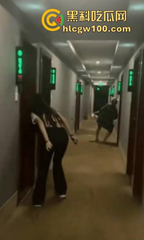 搞笑大瓜！大学闺蜜住酒店隔壁惊现男女床上大战，一直在叫爸爸求饶屁股打的啪啪响整层楼都震耳欲聋。-8