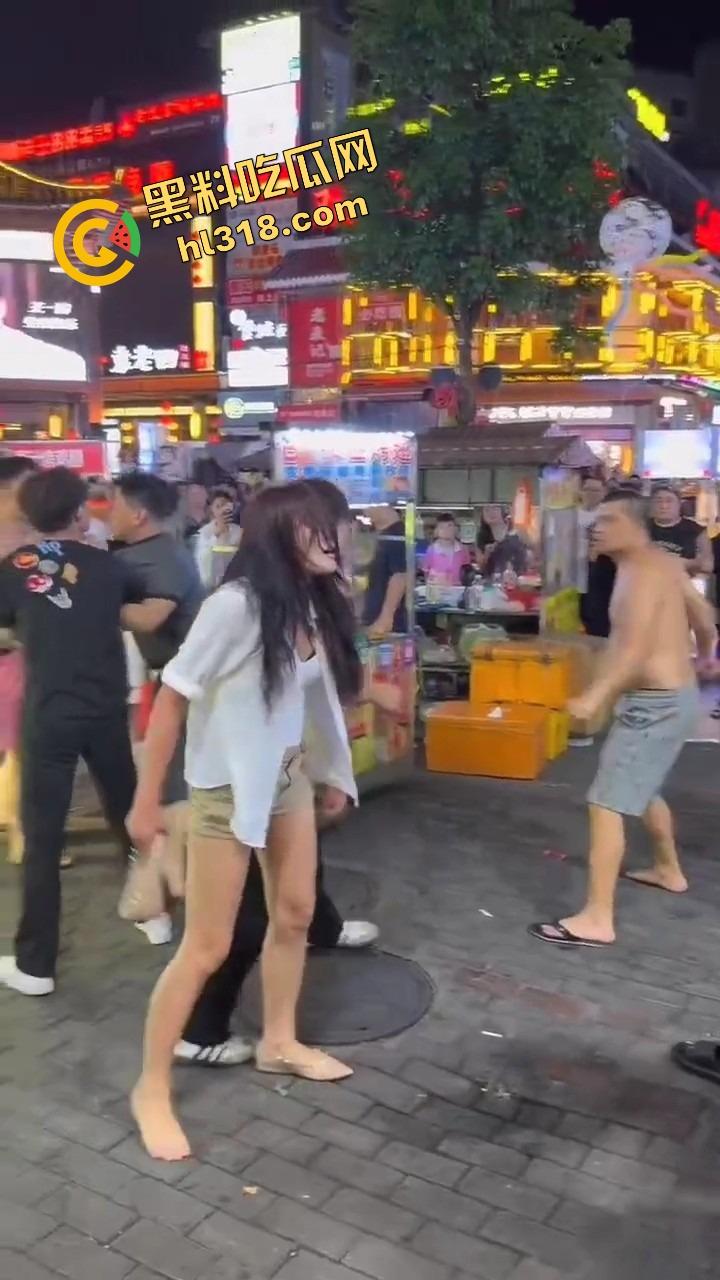 白云区老楼顶炸场，精神小伙带小妹空降大叔地盘，十几人混战，岁数终究敌不过荷尔蒙！-13