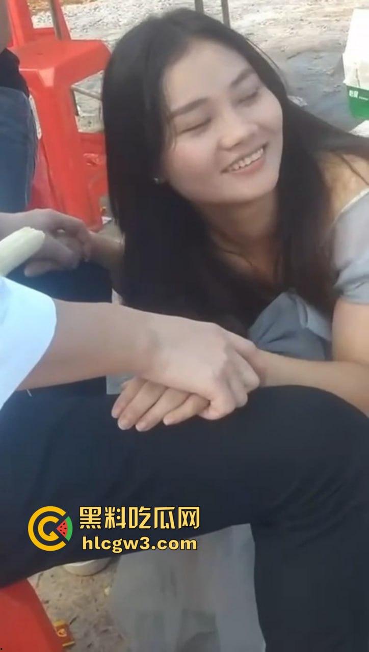 河南婚礼伴娘当场大秀口技吃香蕉 舔舐深喉一气呵成 熟练口技让人怀疑平时练了多少次 吃得又快又深还不断！-4