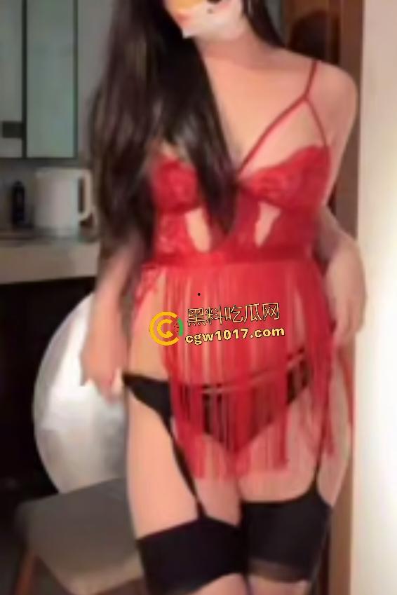 抖音骚货【葡萄汁】，穿黑丝白丝连线撩炮友分享骚B骚脚，估计金主那边鸡巴早就泄了，这屁股比母猪还大！-3