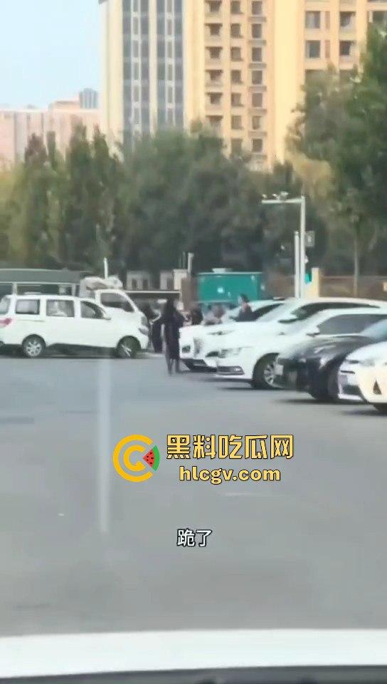 苏州情侣停车场上演跪地求饶两极反转成当街暴揍！黑丝高跟女不依不饶，男友按地上皮带伺候！-3