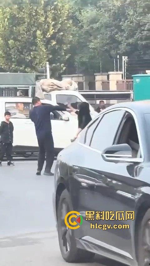 苏州情侣停车场上演跪地求饶两极反转成当街暴揍！黑丝高跟女不依不饶，男友按地上皮带伺候！-11