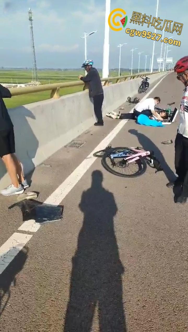 骑行作死实录，俩傻帽高架逆袭大货，人车飞天爆浆，司机溜号变逃逸，裤衩赔穿还敢骑？-7