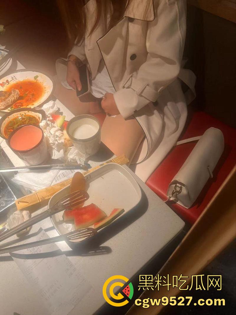 苏州母狗人妻【筱雨】，极品身材眼镜反差婊，背着老公到处约炮偷吃，打炮不雅视频曝光！-3