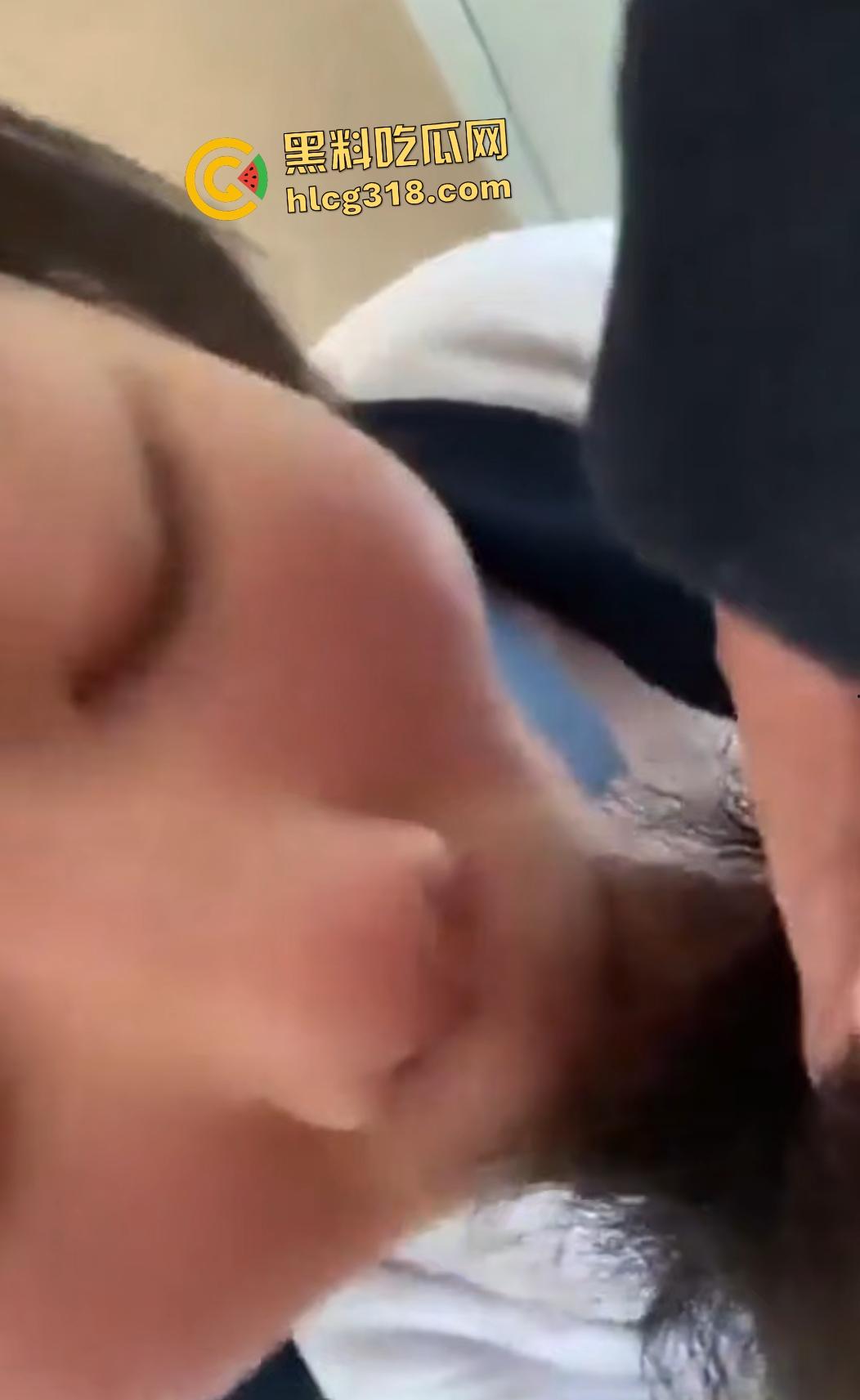 反差职校妹冒着退学的风险在教室口爆体育生,射完后还有精力去后入,体力真好!-5