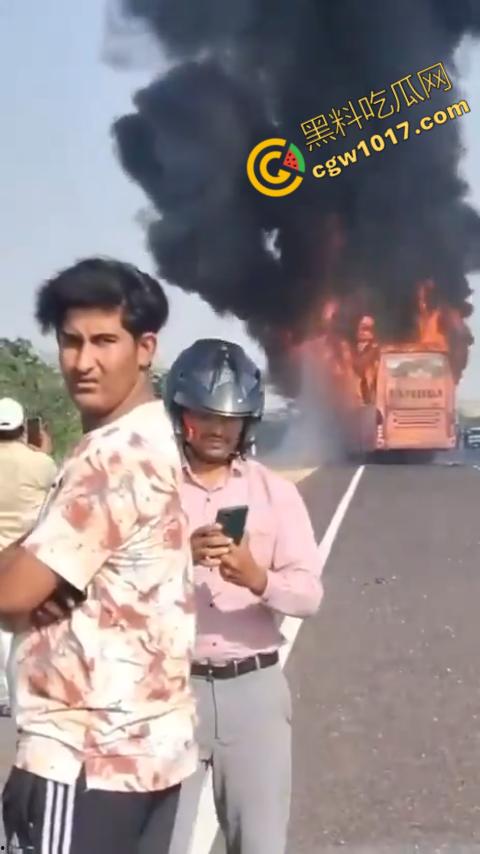 印度拉贾斯坦邦新购巴士惨烈失火，20人惨遭烈焰吞噬命丧黄泉，焦黑车厢隐隐哀嚎，车主凄凉新车梦碎-4