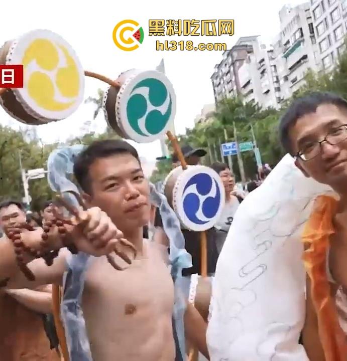 台湾大型同志游行，超过18万人参加，多位gay佬盛装出席，高举牌坊“我就是爱肛交，别叫我停下来”！-2
