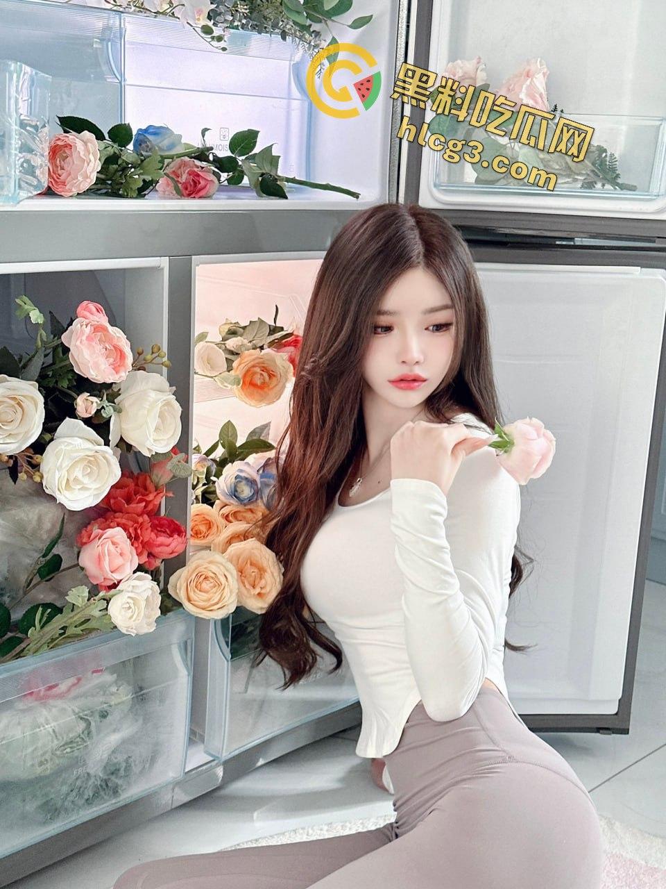 花臂纹身TS【依依】酒吧卫生间大胆玩直男鸡巴，刺激至极！-1