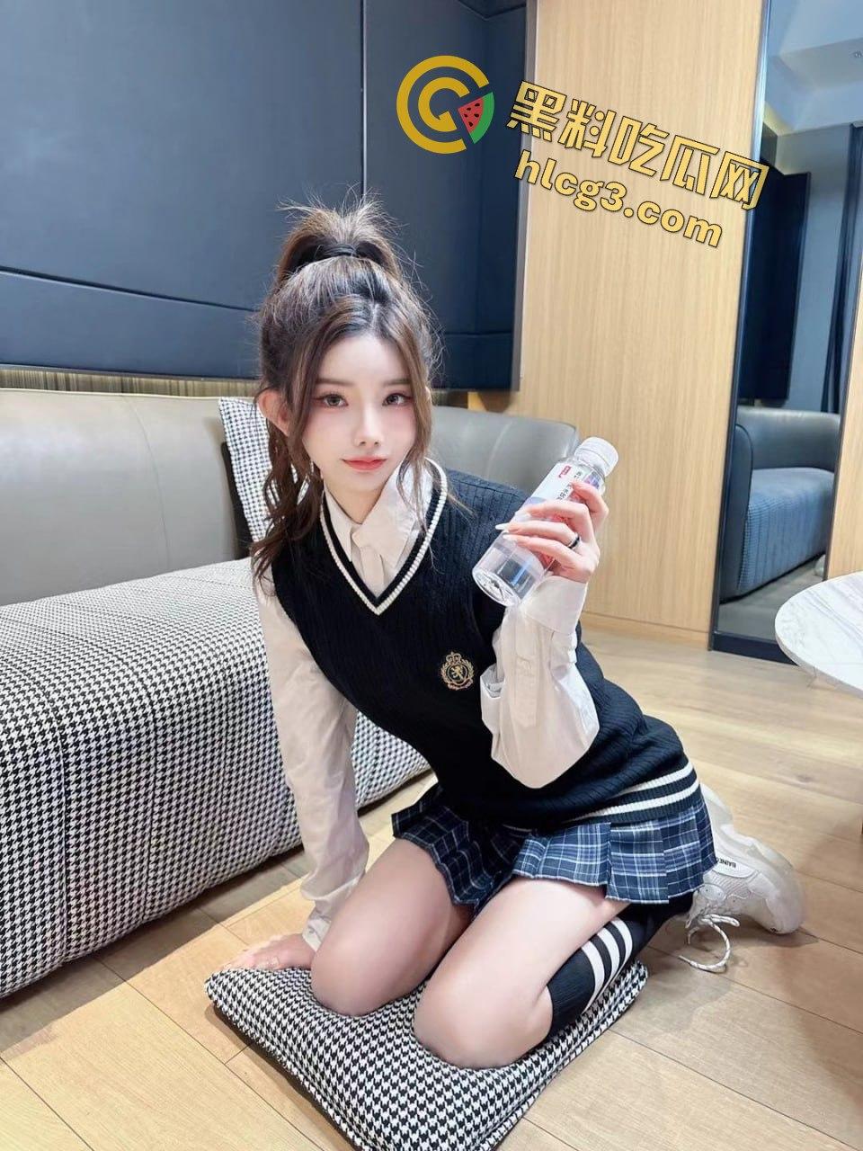 花臂纹身TS【依依】酒吧卫生间大胆玩直男鸡巴，刺激至极！-7