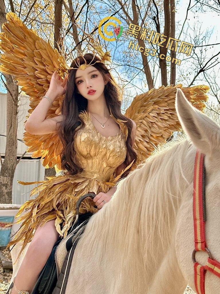 花臂纹身TS【依依】酒吧卫生间大胆玩直男鸡巴，刺激至极！-10