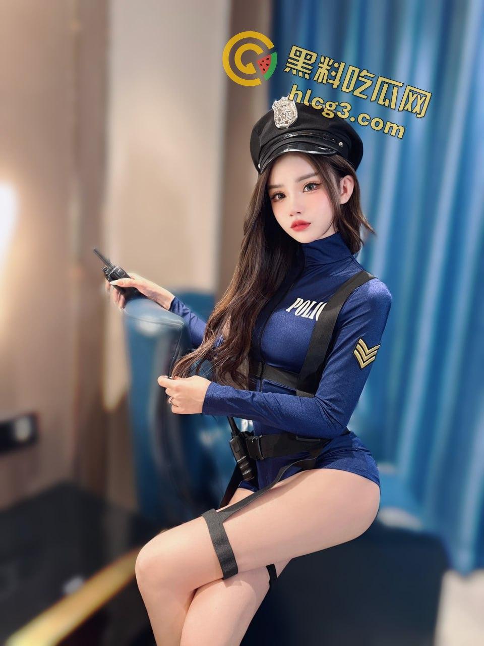 花臂纹身TS【依依】酒吧卫生间大胆玩直男鸡巴，刺激至极！-14