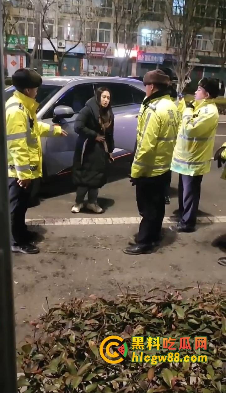 烟台栖霞上演女版无间道，酒驾女司机撞树后跑路 召唤闺蜜上演教科书级顶包戏码 交警这是真·好闺蜜！-3