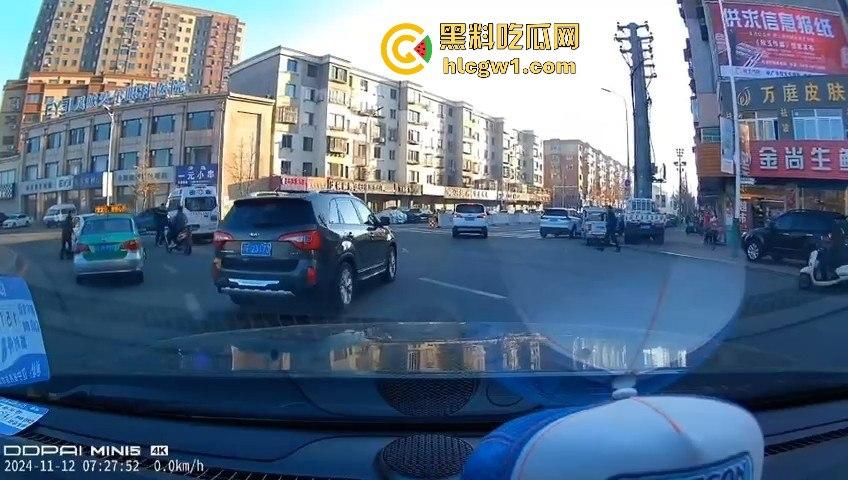 辽宁丹东汽车转弯不减速，电动车被撞飞！救护车刚加完油，半路直接捡了个现成病人！-2