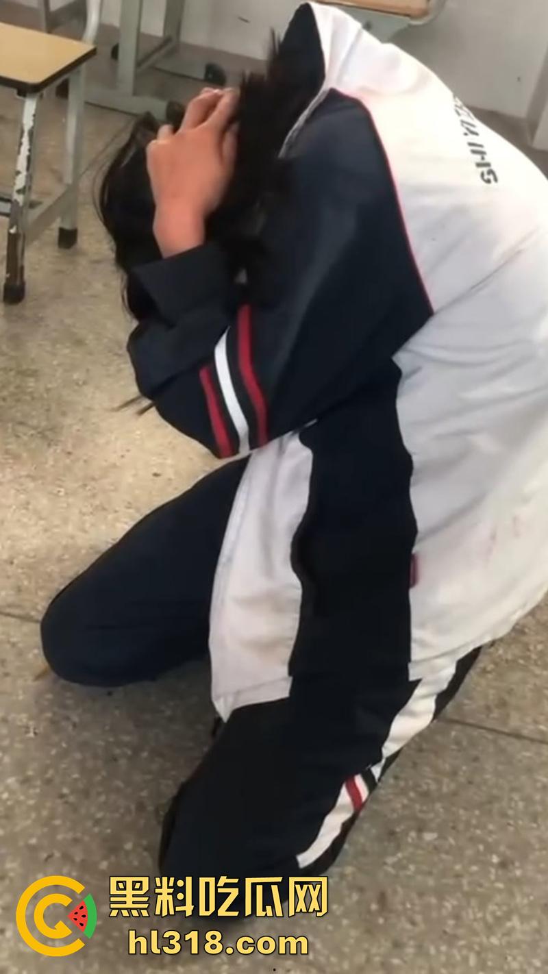 湖北第十一中学霸凌现场，实拍女学生被棍子爆头，果然最毒妇人心，欺负女人最狠的还得是女人-2
