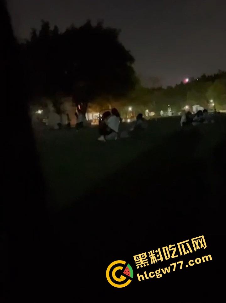 广东食品药品职院情侣操场野战，女友逼痒坐男友腿蹭逼蹭到湿，小哥握腰狂挺差点就插进去！-10