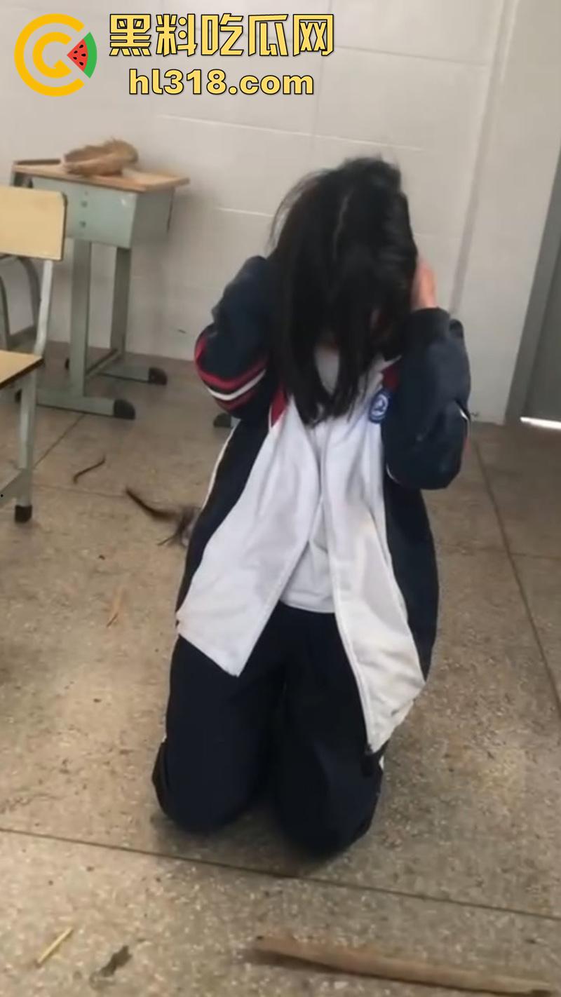 湖北第十一中学霸凌现场，实拍女学生被棍子爆头，果然最毒妇人心，欺负女人最狠的还得是女人-6