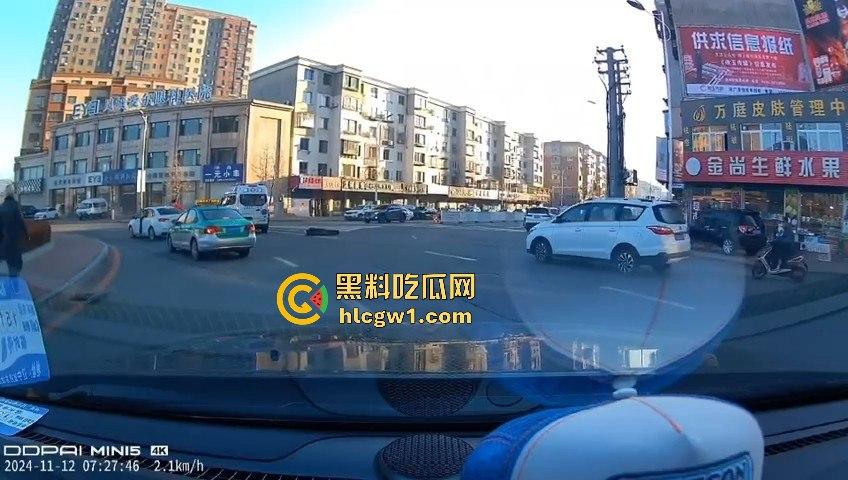 辽宁丹东汽车转弯不减速，电动车被撞飞！救护车刚加完油，半路直接捡了个现成病人！-8