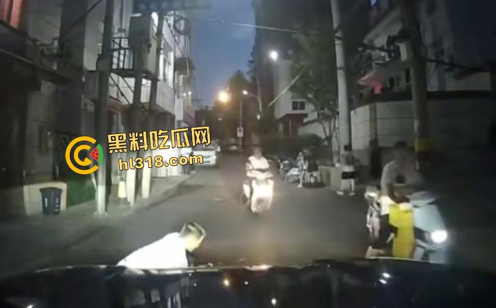 7月28日夜晚重庆一男子挥菜刀怒压妻子在马路，路人喇叭惹祸被菜刀指着，妻子还来劝架又被压在地上！-8