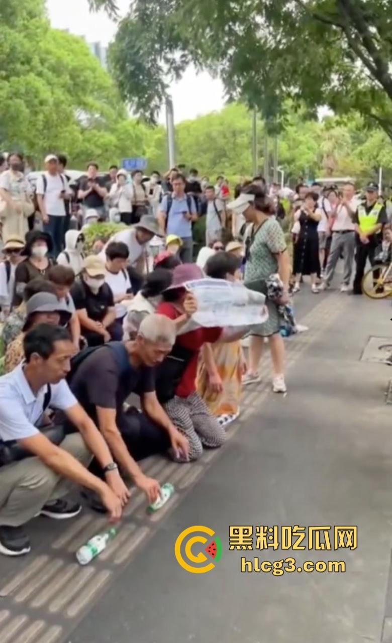 维权被关进大巴限制人身自由?上海海银财富投资人维权遭软禁被饿晕!-3