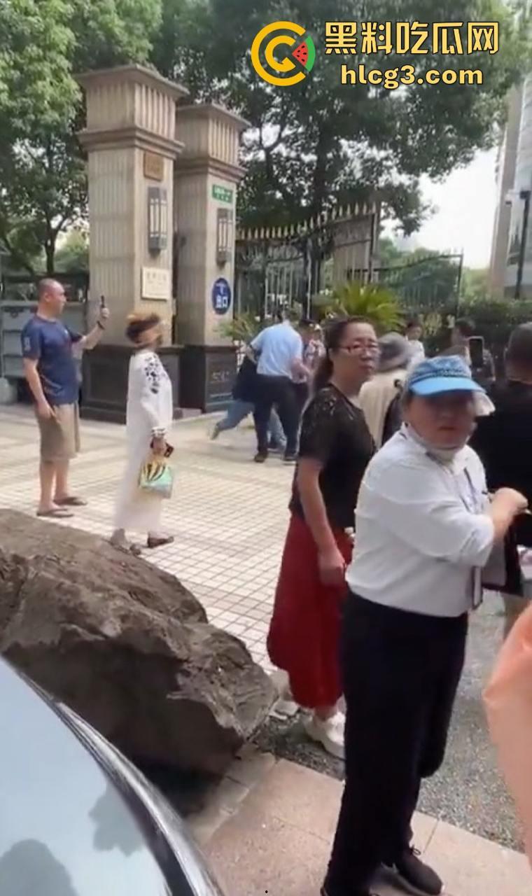 维权被关进大巴限制人身自由?上海海银财富投资人维权遭软禁被饿晕!-4