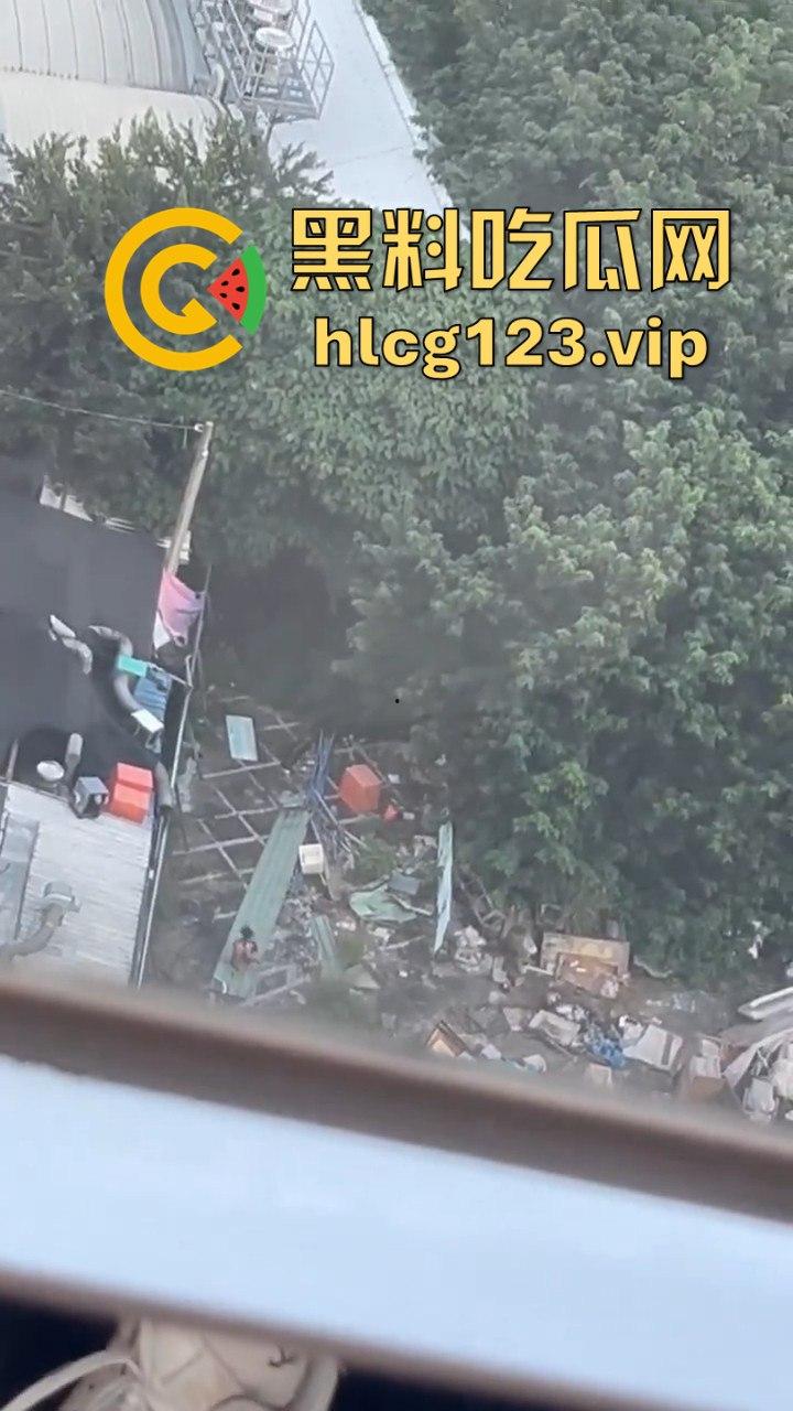 台中垃圾场狠人硬核骚操作!花式操雨伞,捅屁眼,吃瓜群众在高楼全程记录拍摄!-2
