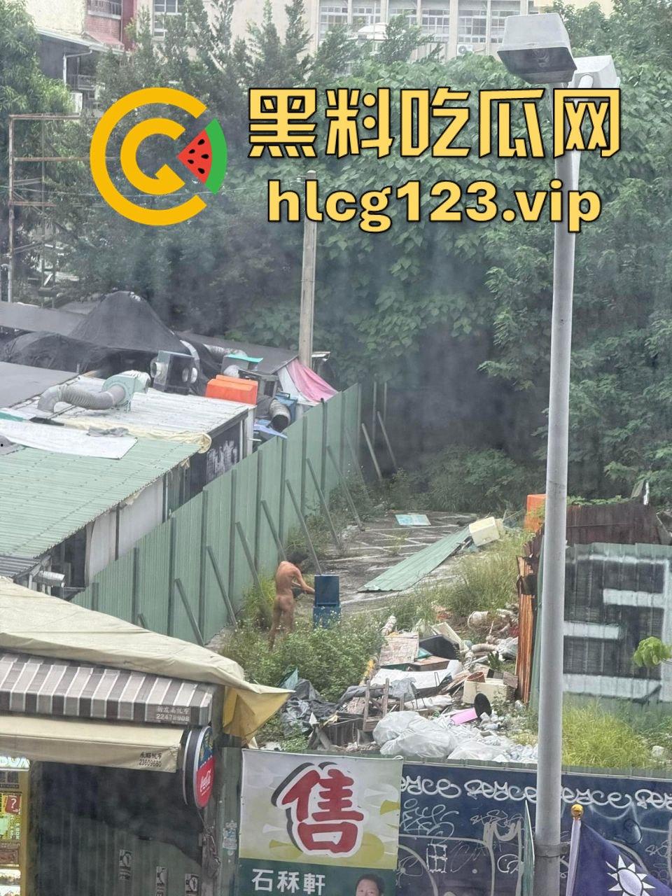 台中垃圾场狠人硬核骚操作!花式操雨伞,捅屁眼,吃瓜群众在高楼全程记录拍摄!-6